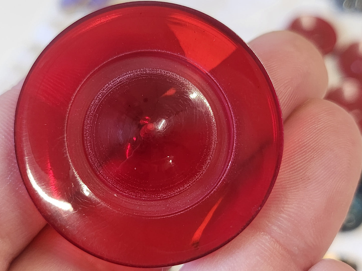 Gros bouton vintage rouge transparent pied laiton 3,9 mm ref 2384