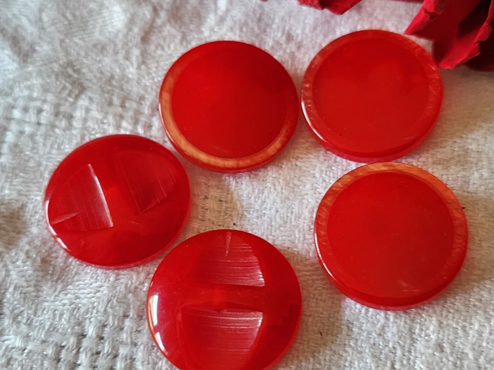 Lot 5 gros boutons vintage rouge bord nacré 2,6 cm pied ref 2981