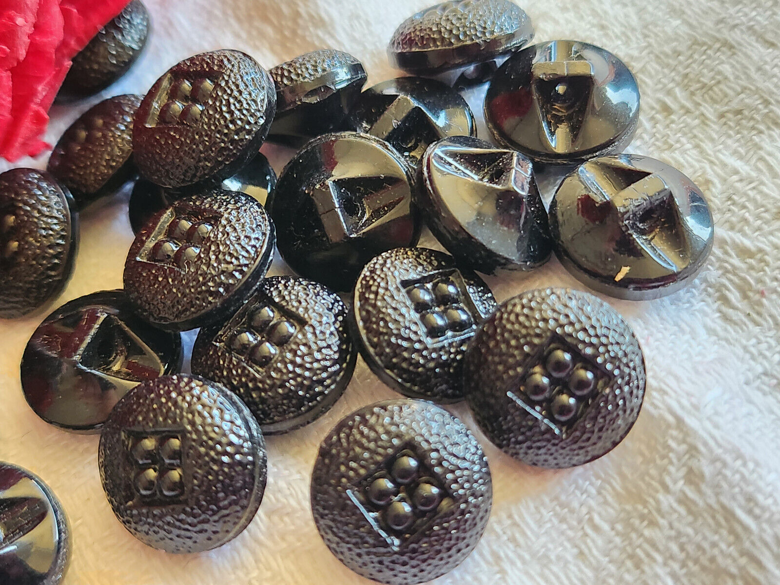 Lot 10 boutons anciens en verre noir travaillé vintage pied 1,3 cm ref 5645