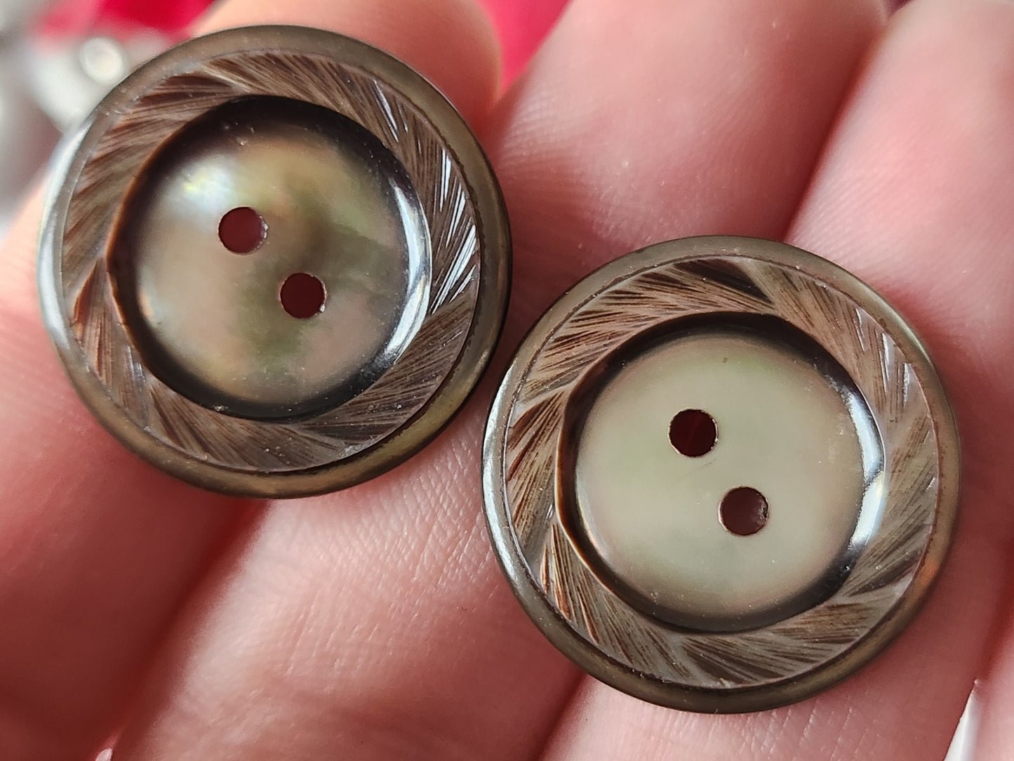 Duo boutons anciens vintage en nacre marron travaillé 2,3 cm G13E