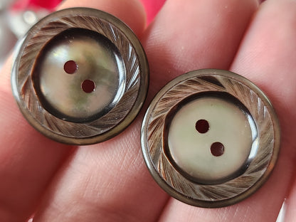 Duo boutons anciens vintage en nacre marron travaillé 2,3 cm G13E