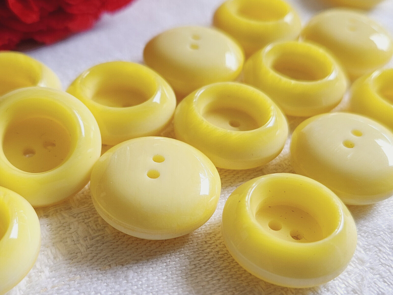 Lot 12 boutons vintage jaune reflet nacré haut bord trous 1,7 cm ref 1174