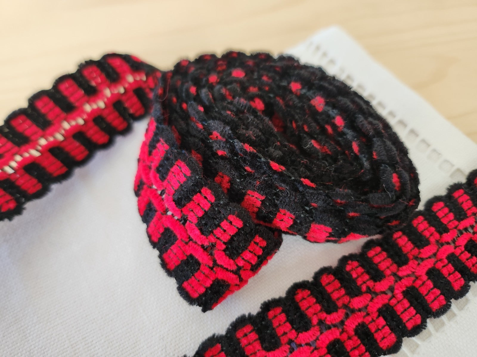 Superbe galon noir et rouge chenille original 2 mètres / 2,6 cm moderne T2-15
