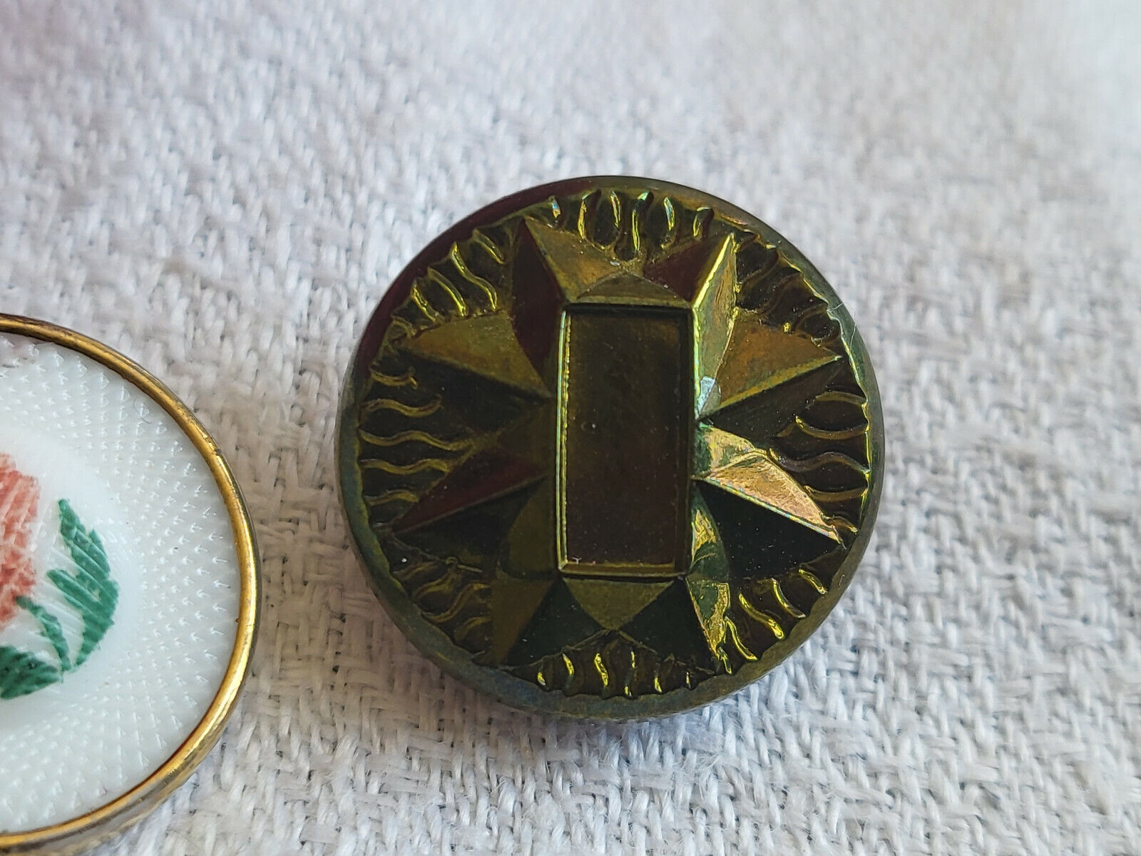 Duo boutons anciens en verre  travaillé fleur et vert diamètre: 1,8 cm G17A