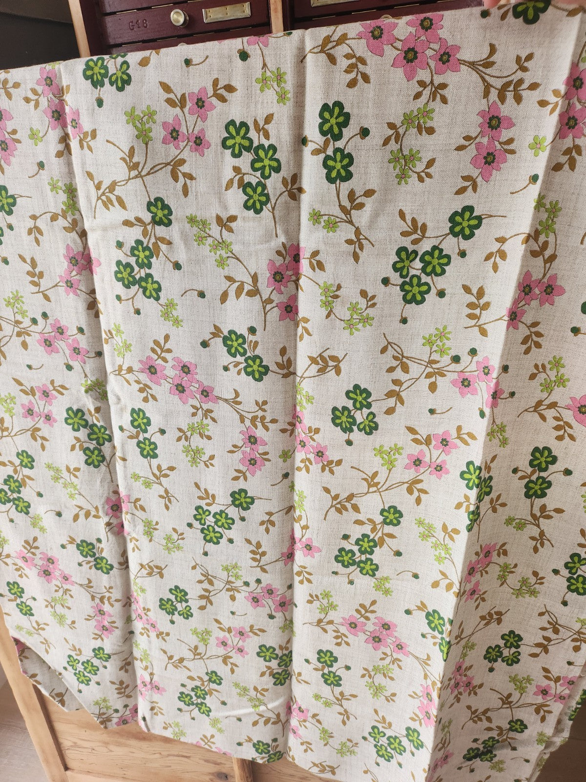 Nappe vintage avec 4 serviettes jamais utilises fleur 110sur 185 cm  B8