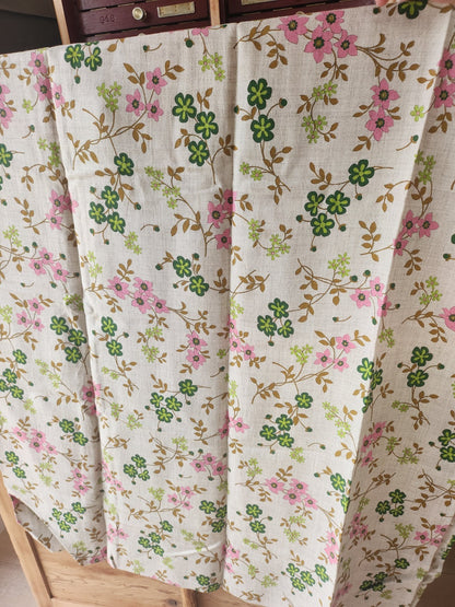 Nappe vintage avec 4 serviettes jamais utilises fleur 110sur 185 cm  B8