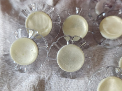 Lot 10 boutons vintage effet fleur coeur nacré pied 1,8 cm acrylique ref 2906