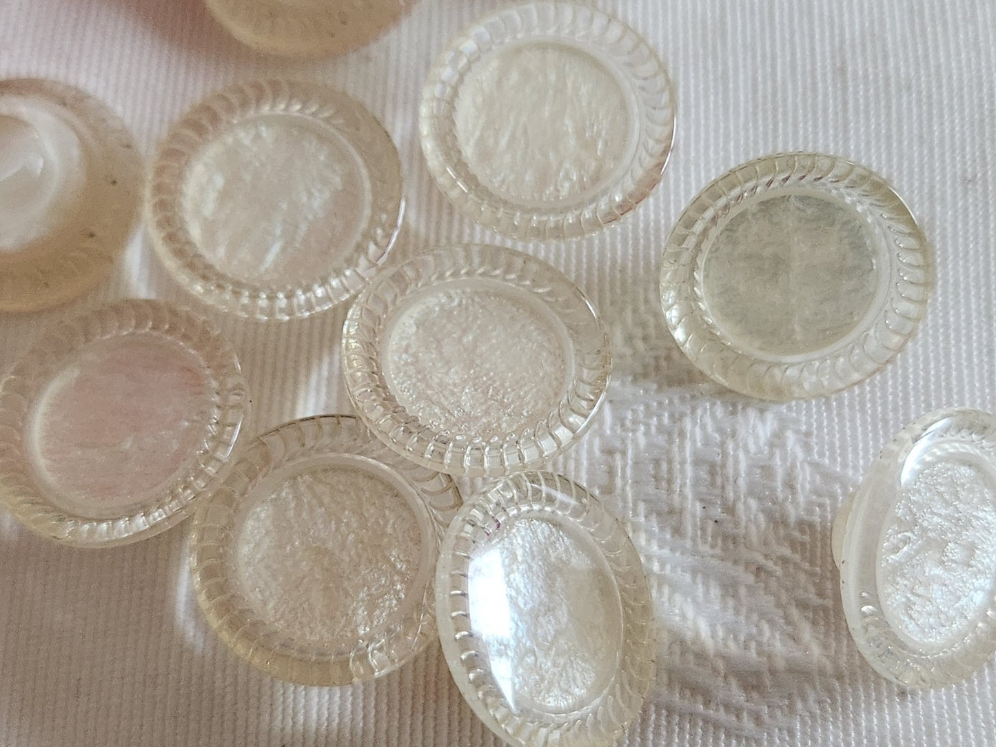 Lot 12 boutons vintage cœur blanc satiné nacré pied 1,5 cm ref 6396