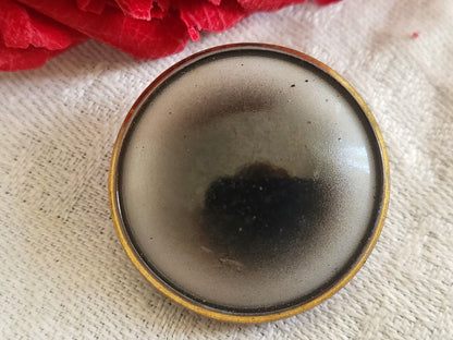 Gros bouton ancien en verre noir blanc doré à pied 2,6 cm G16G