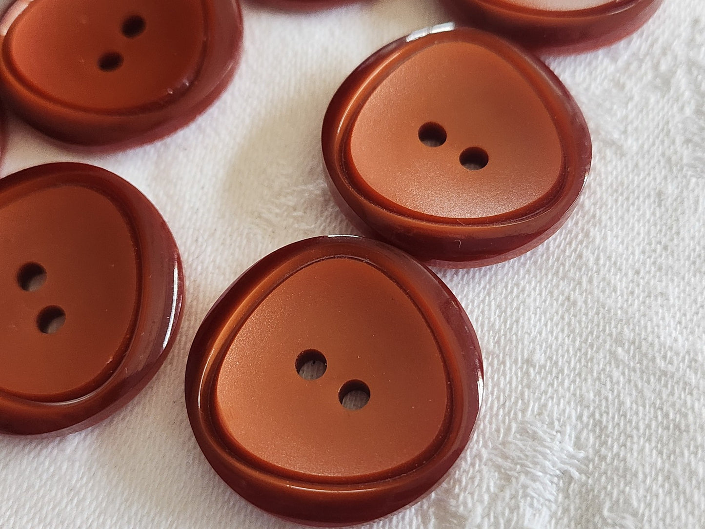 Lot 7 gros boutons vintage marron 2,7 cm trous ref 1726