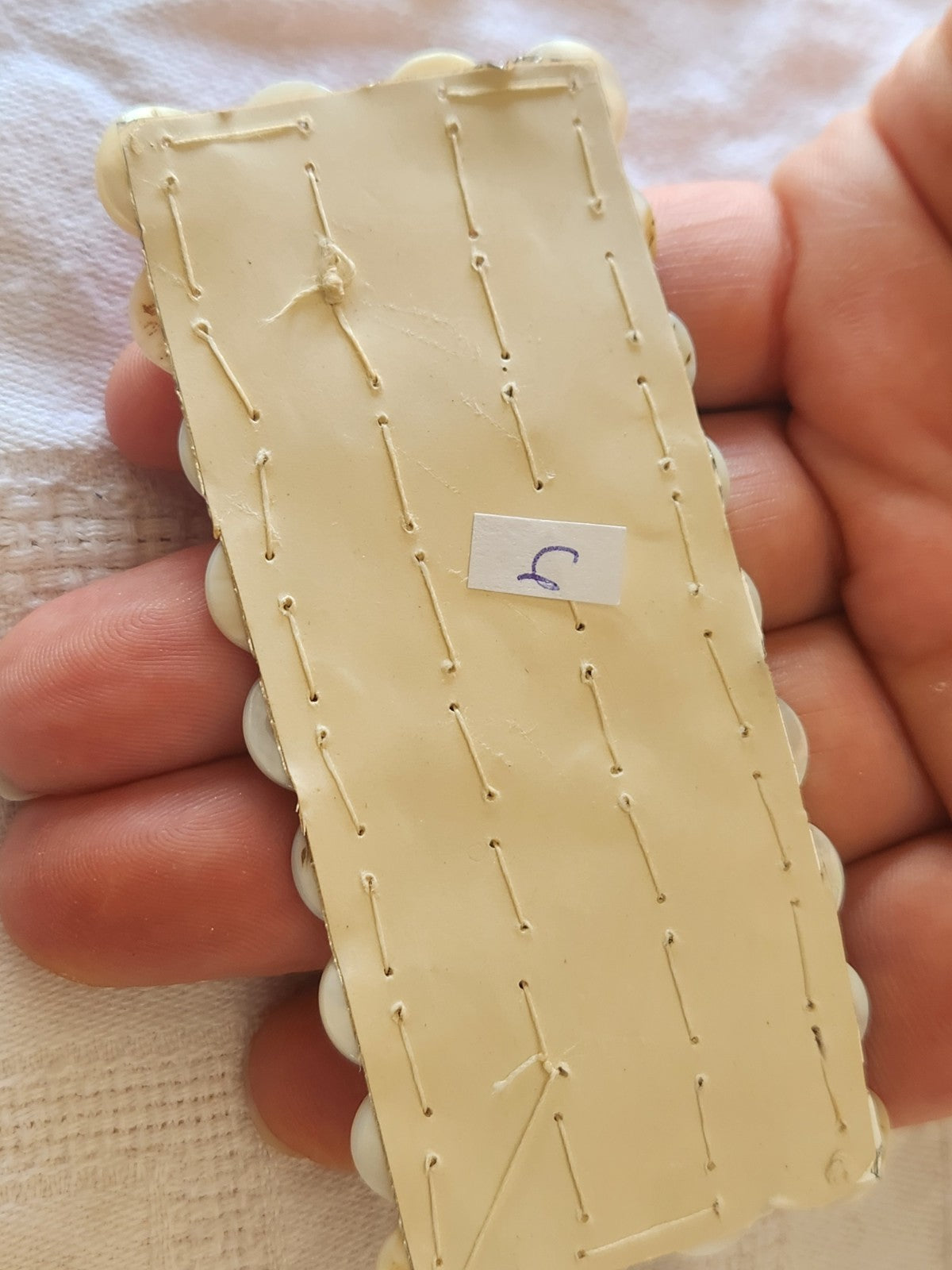 Plaque lot 36 boutons anciens en nacre blanc trous 1 cm corsage mini N°4