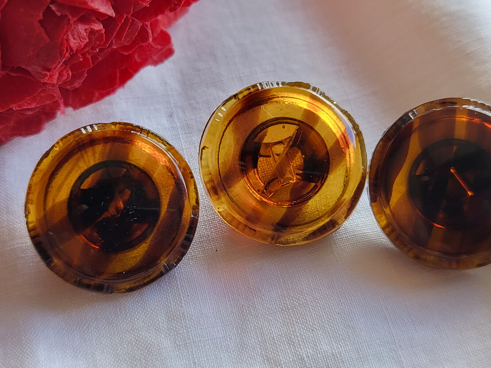 Trio boutons anciens en verre effet écaille pourtour chantournant 1,7 cm D14L