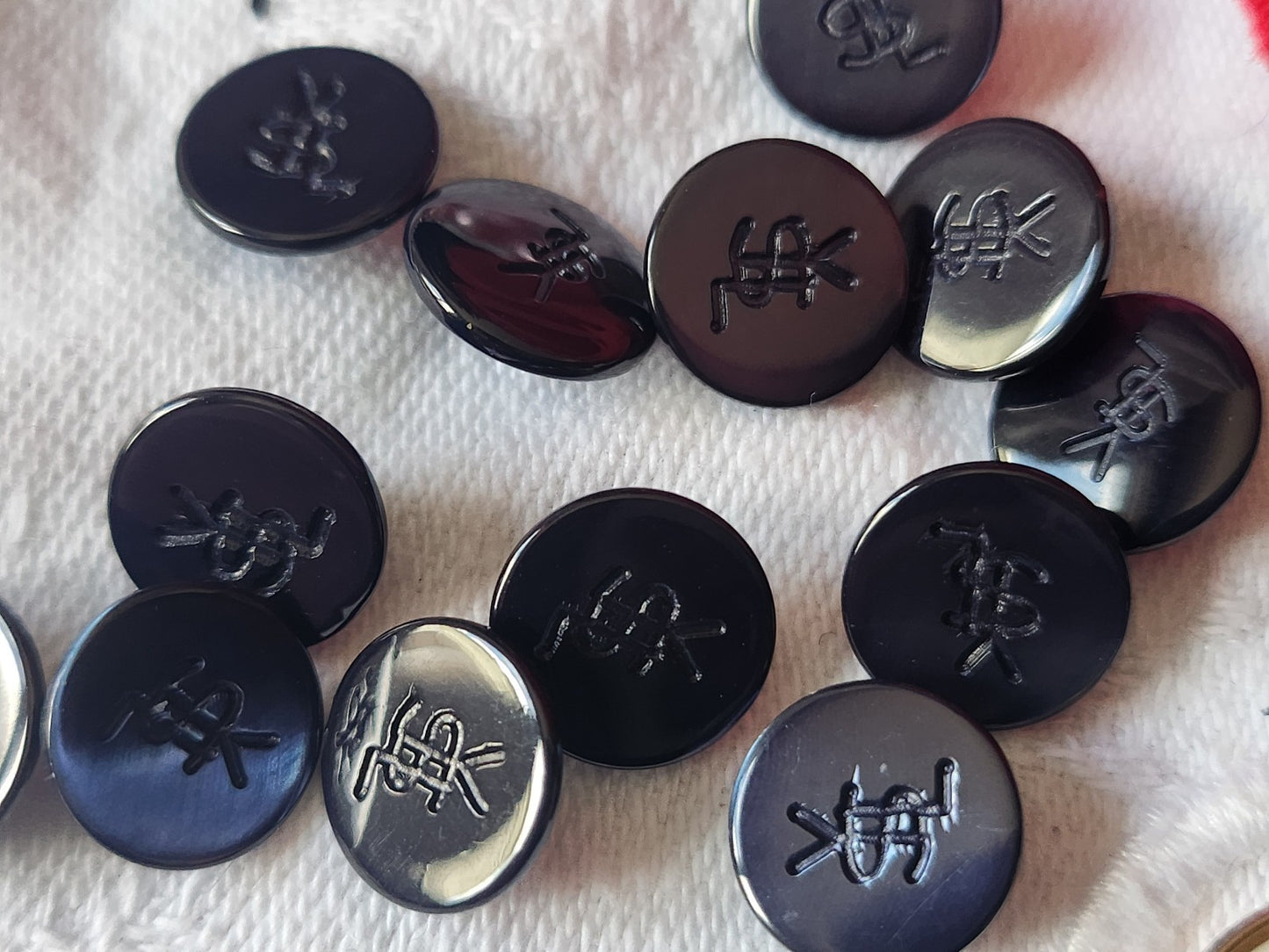 Lot  12  boutons vintage en nacre YSL siglé haute couture 1,1 cm ref 2439