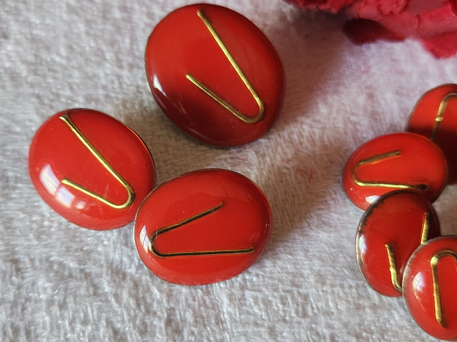 Lot 8 boutons vintage  métal rouge panaché 1 sur 1,2 à 1,8 sur 1,5 cm ref 4836