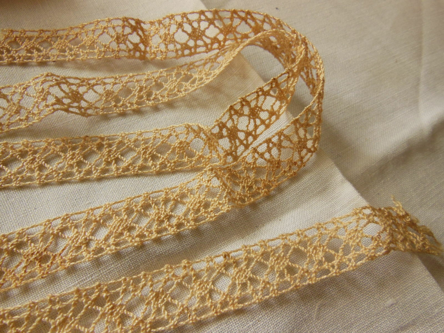 Dentelle ancienne bi large entre deux 88 cm sur 1,5 cm T1-35
