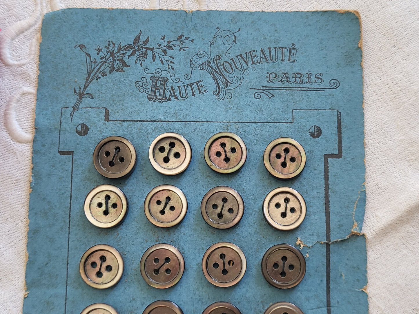 Plaque 24  boutons anciens en nacre gris 1,2 cm année 20/30 N°32