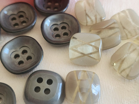 Lot 16 boutons vintage gris pied  trous 2 séries 1,4 et 1,8 cm ref 6262