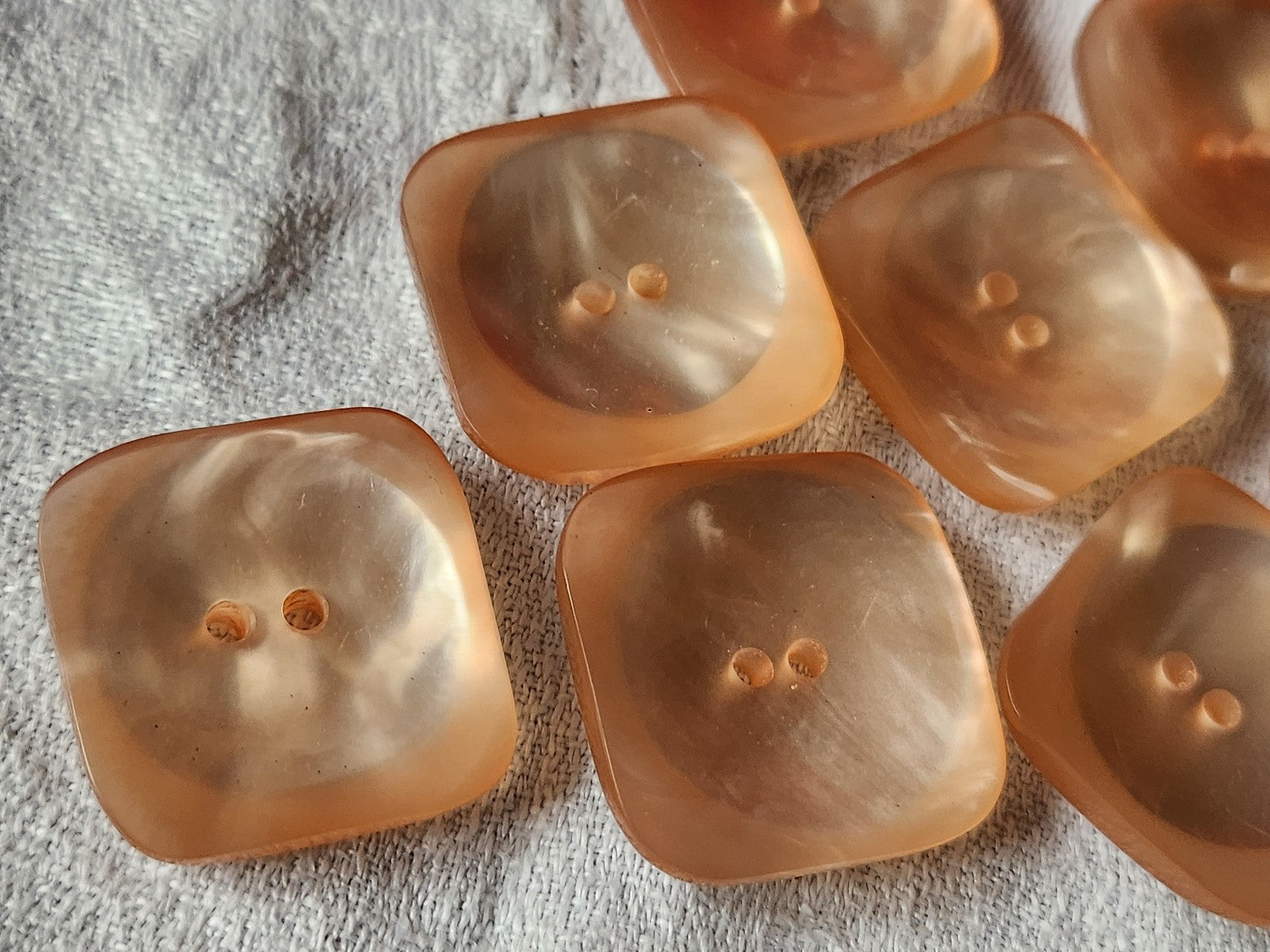 Lot 8  gros boutons vintage rose nacré carré incurvé trou 2,8 cm ref 5811