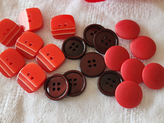 Lot 19 boutons vintage rouge trois series trous 1,5 cm ref 5959