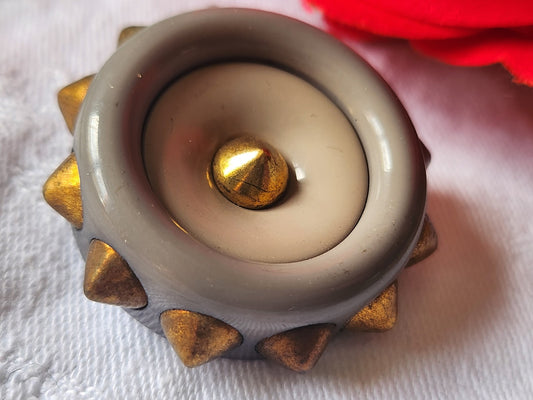 Gros bouton ancien vintage avec pourtour pique gris  3,9 cm ref 1971