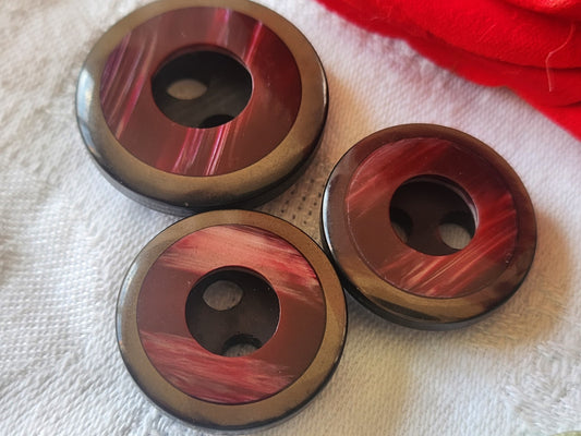 Trio boutons vintage épais reflet nacré  prune trous 2,5 et 3 cm ref 4808