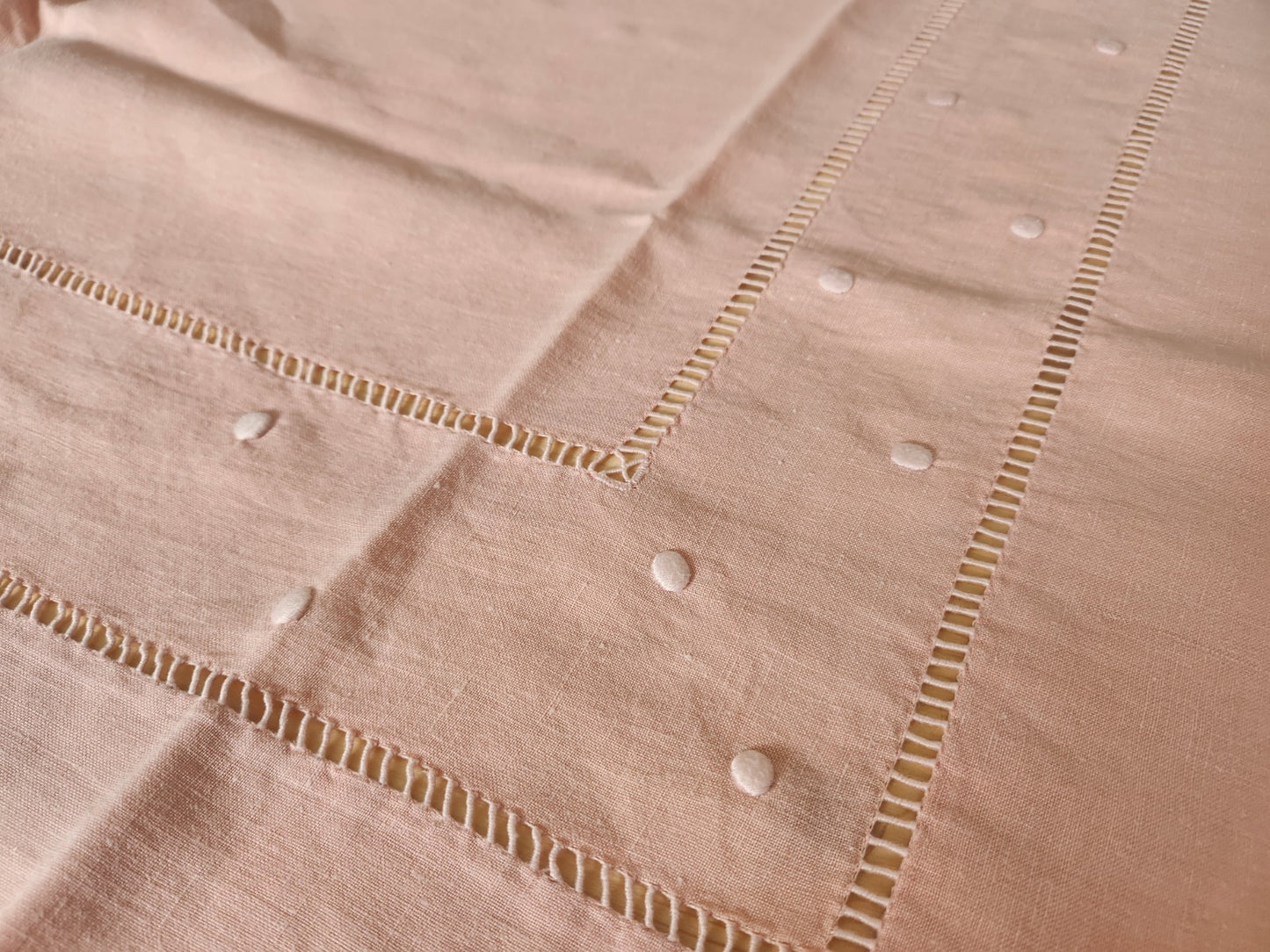 Retour de drap ancien transformé en nappe monogramme BA rose B8