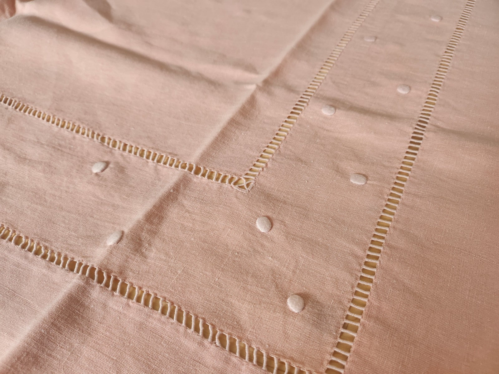 Retour de drap ancien transformé en nappe monogramme BA rose B8