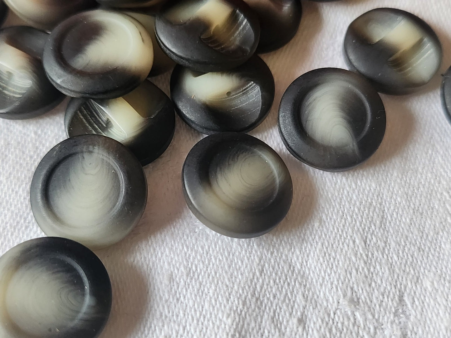 Lot 18 boutons vintage à pied noir gris  camaieu mat 1,7 cm ref 297