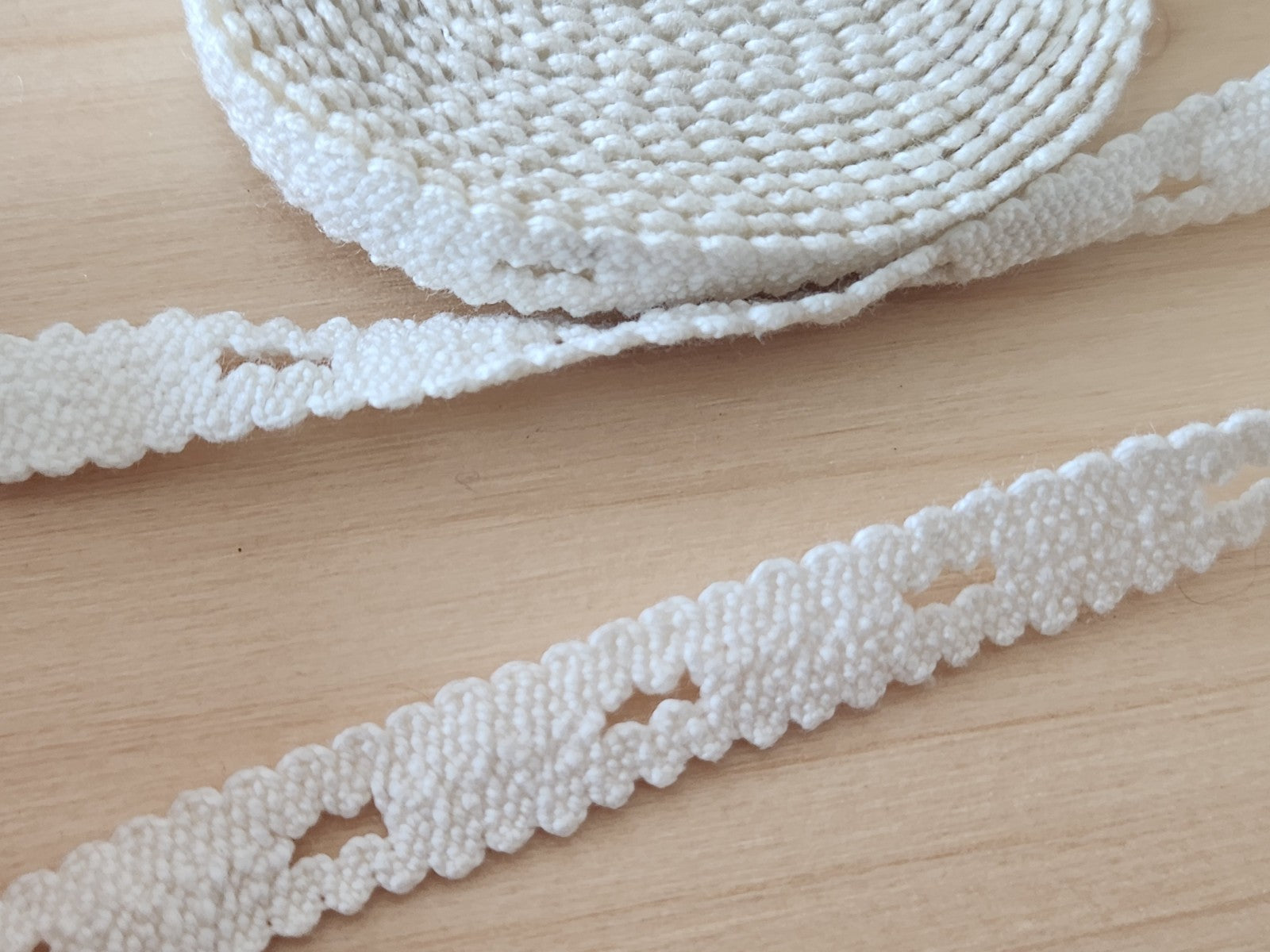 Dentelle ancienne coton ajourée 2 mètres 05 sur 0,9 cm fait main T1-23