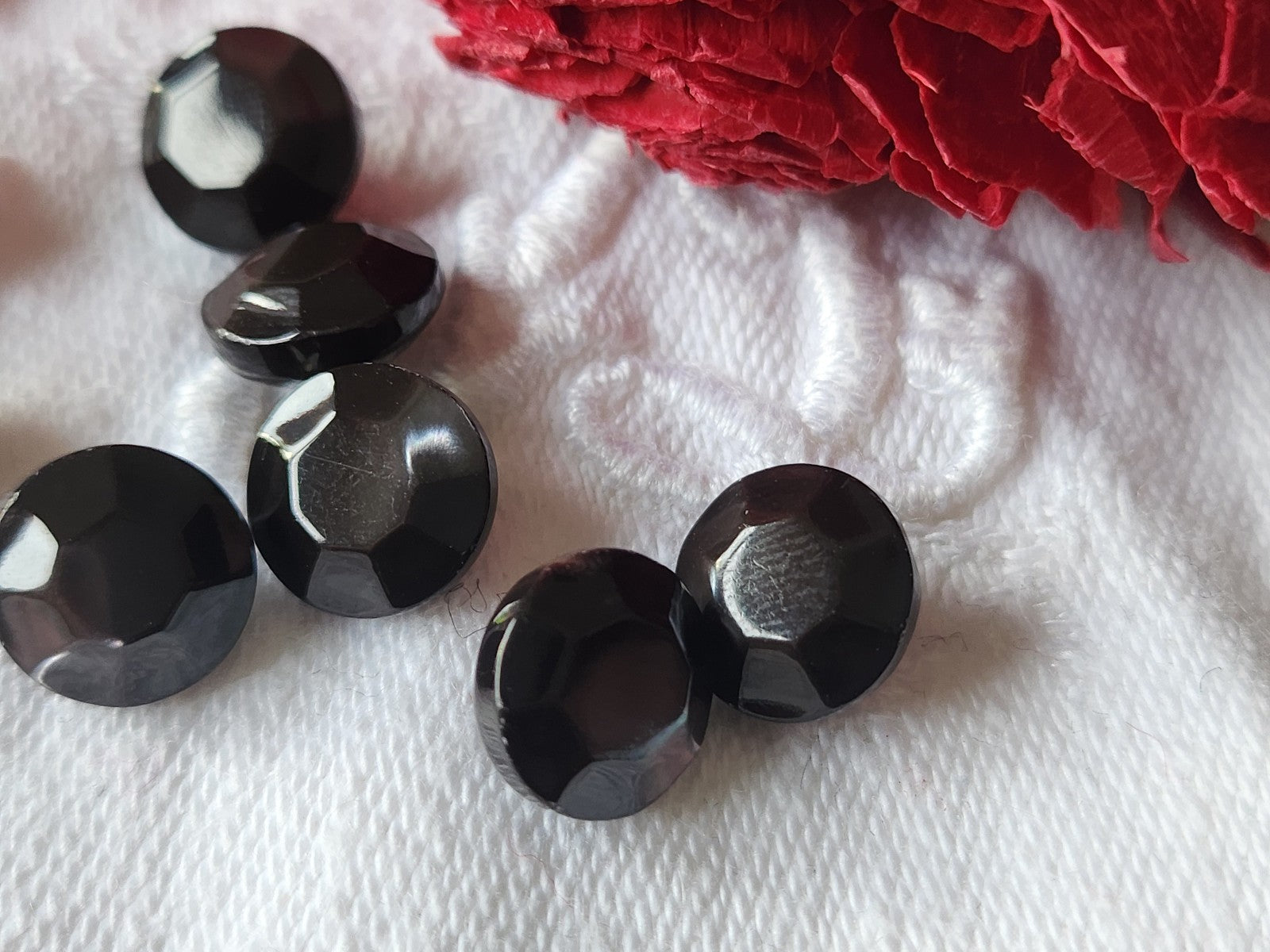 Lot 8 boutons anciens en nacre noir facette effet strass pied 0,9 cm ref 5947