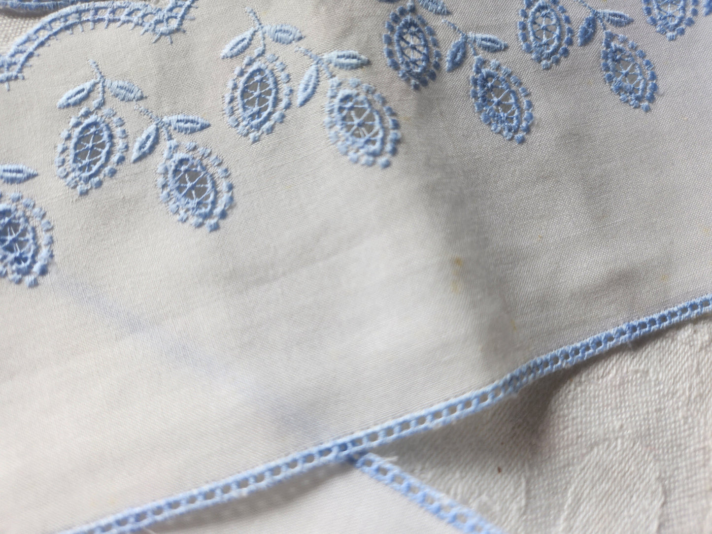 bordure galon feston bleu broderie au mètre sur 8,5 cm B6