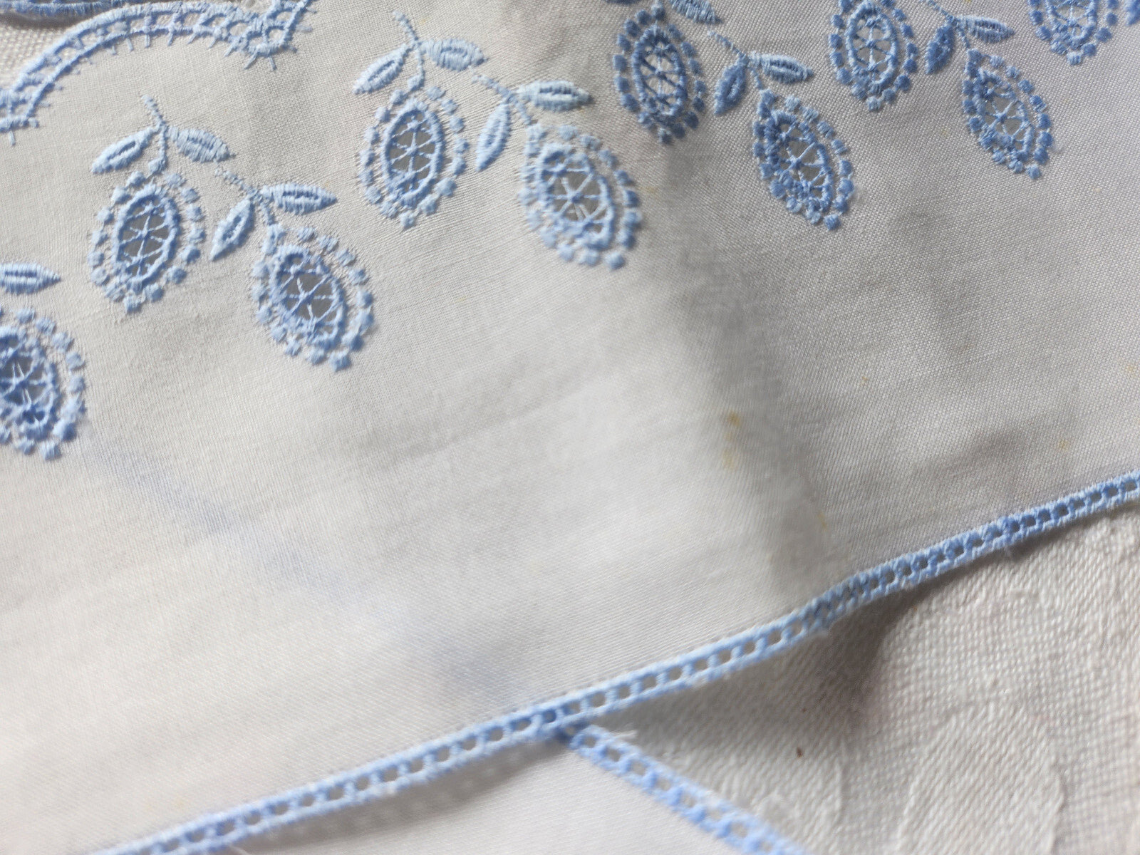 bordure galon feston bleu broderie au mètre sur 8,5 cm B6