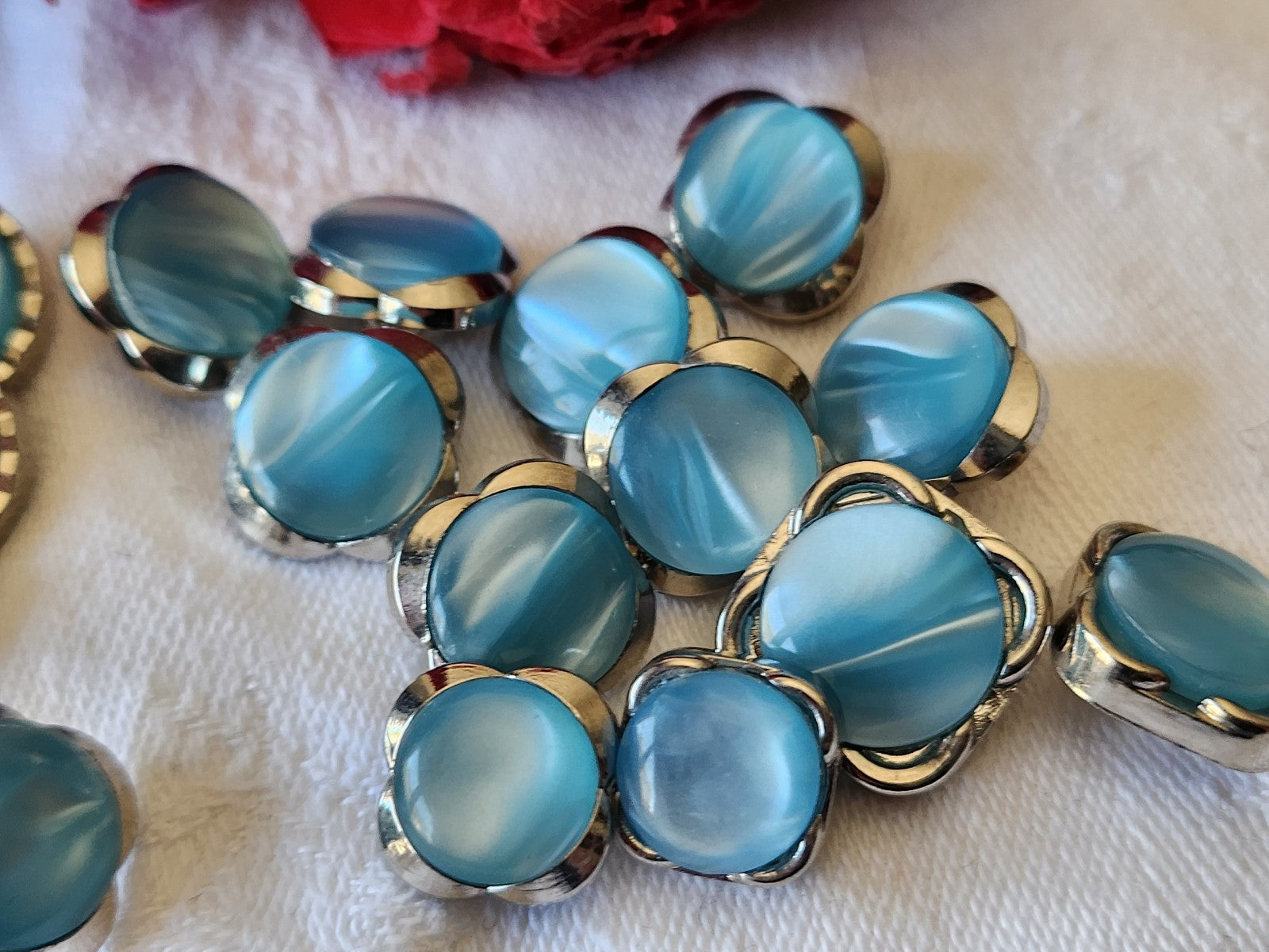 Lot 18 boutons vintage acrylique argenté bleu panaché 1,1 à 1,5 cm ref 3398