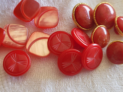 Lot 15 boutons vintage rouge à pied panaché series  1,1 à 1,3 cm ref 3371