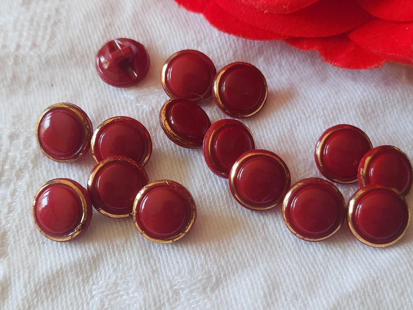 Lot 15 mini boutons vintage en verre rouge doré 1,1 cm ref 6041