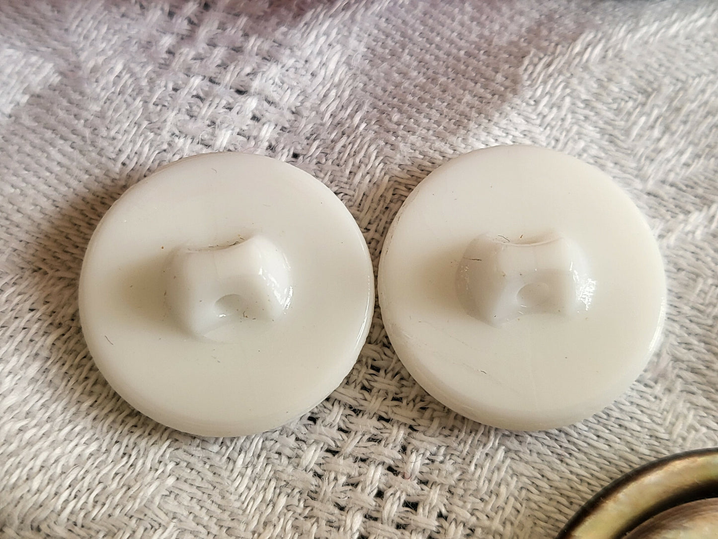 Duo boutons anciens en verre mordoré rose blanc  1,7 cm collection D14A