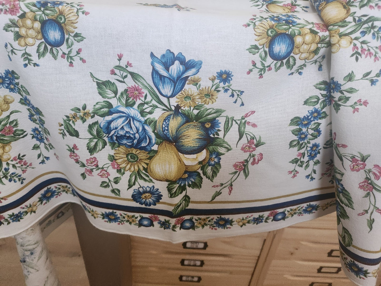 Nappe vintage motif fleur bleu 162 cm sur 134 cm coton rectangle B5