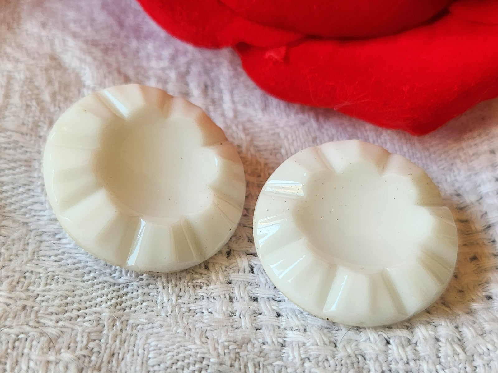 Duo gros boutons anciens en verre blanc travaillé 2,3 cm D18B
