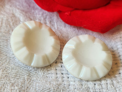Duo gros boutons anciens en verre blanc travaillé 2,3 cm D18B