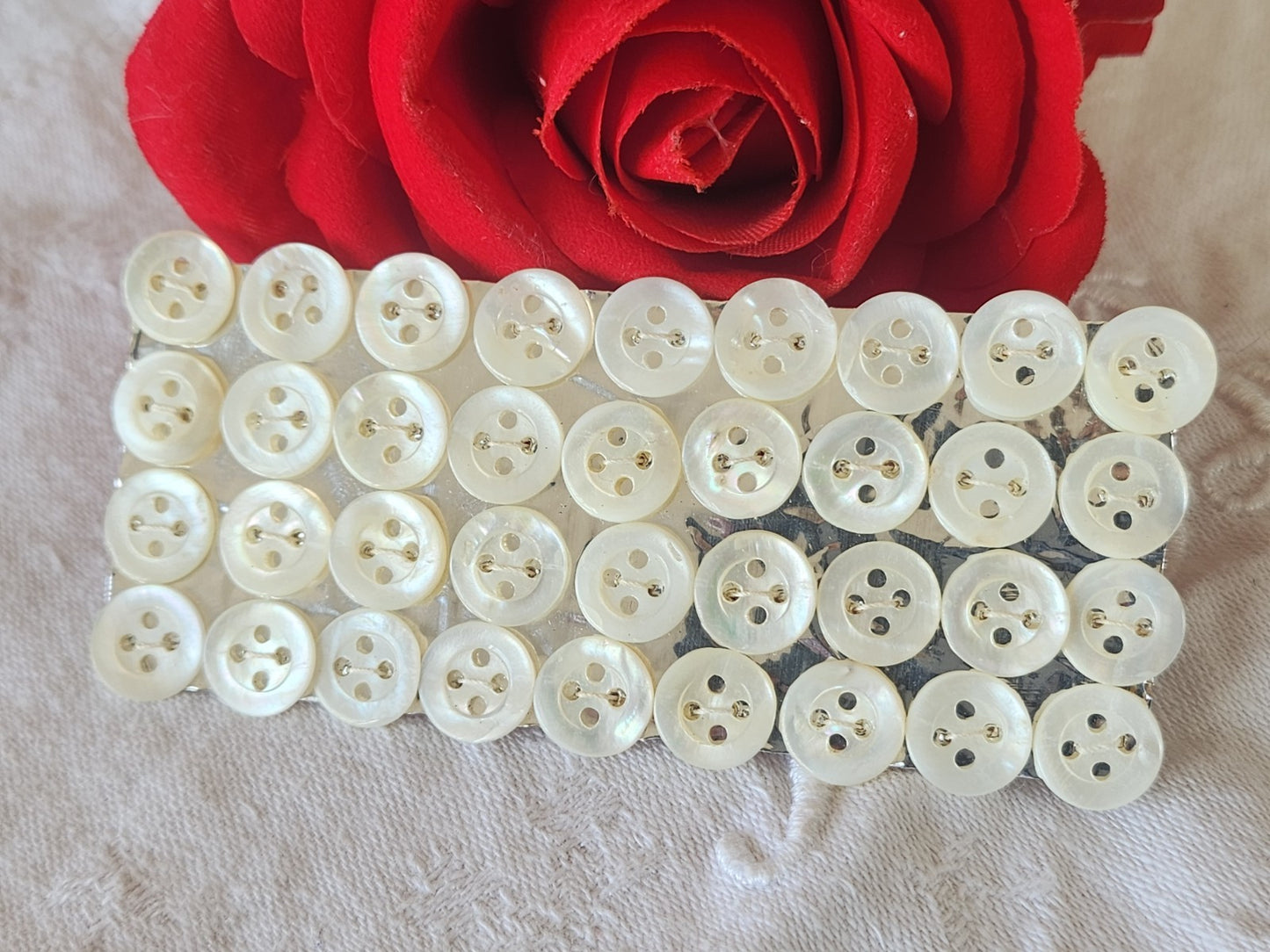 Plaque lot 36 boutons anciens en nacre blanc trous 1 cm corsage mini N°6