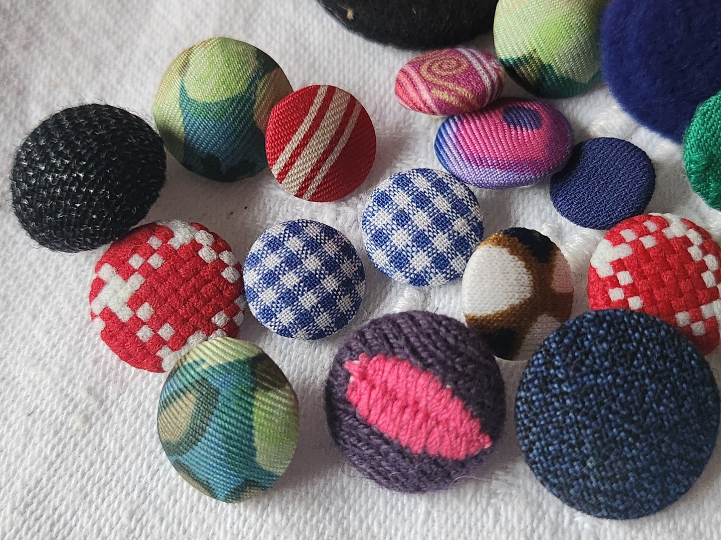 Lot 24 boutons anciens  tissu vintage panaché pied 1 à 2,6 cm ref 382