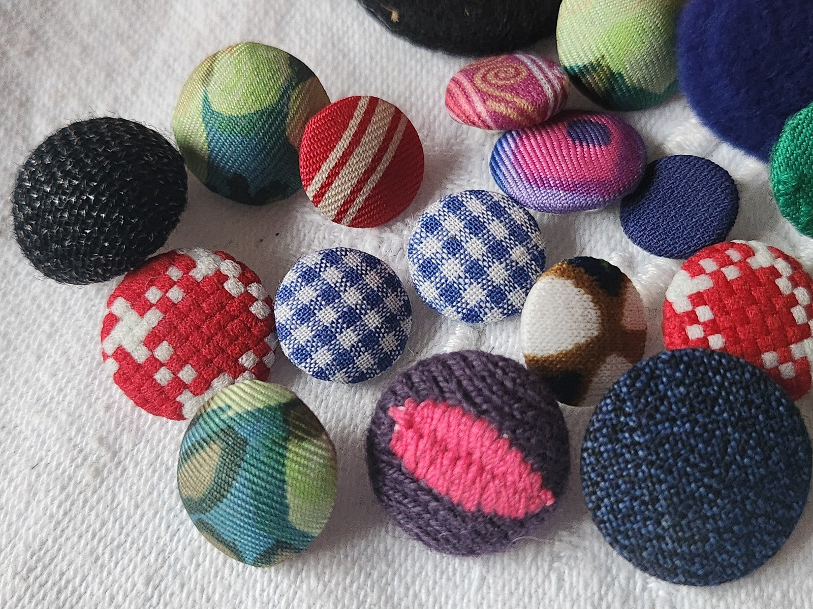 Lot 24 boutons anciens  tissu vintage panaché pied 1 à 2,6 cm ref 382