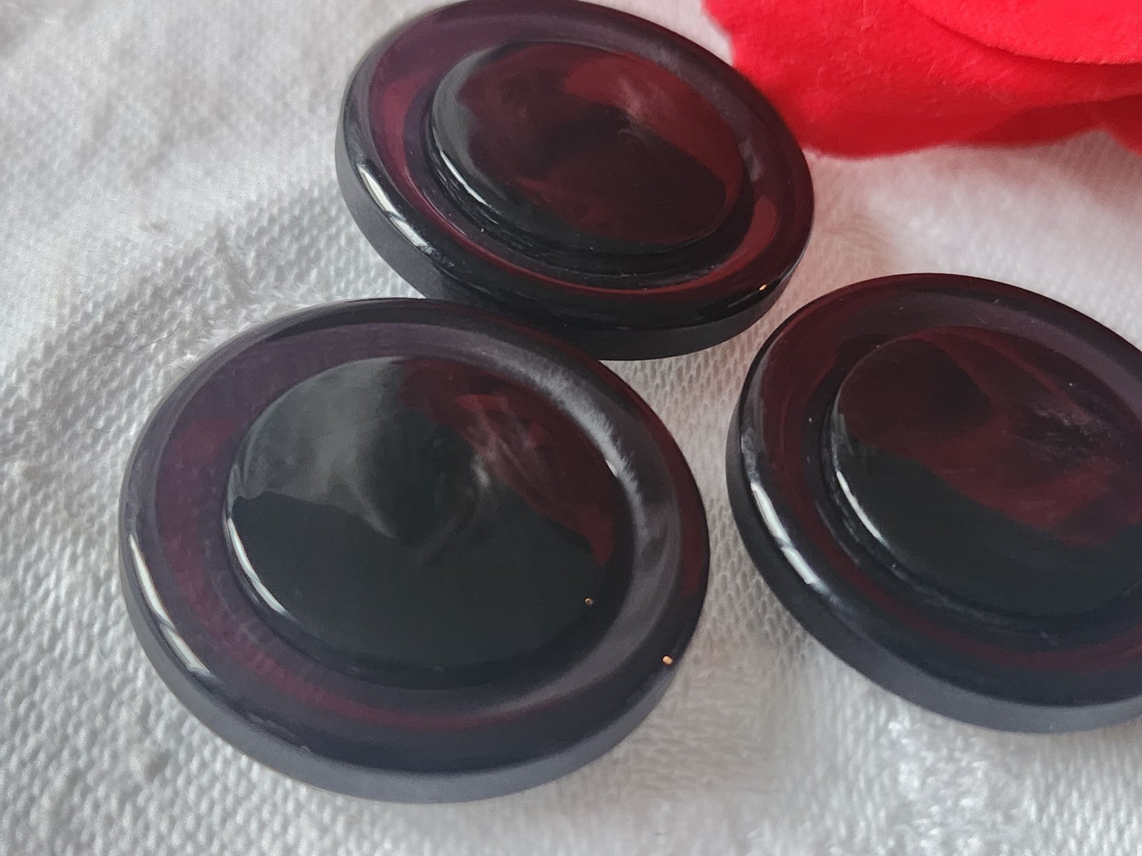 Trio gros boutons vintage à pied pourtour lucite diamètre 2,6 cm ref 1006