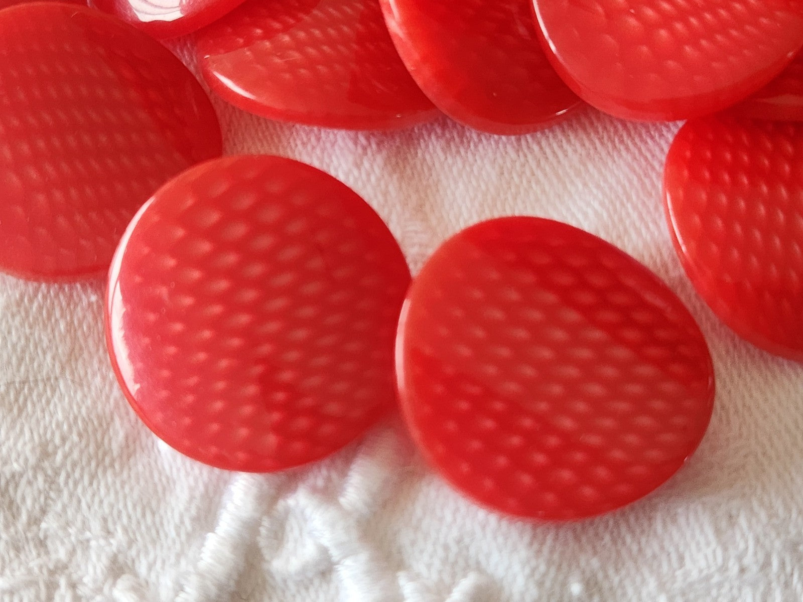Lot 5 boutons vintage motif rouge courbé pied 2,2 cm ref 3962