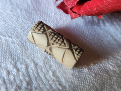 Collection petit bouton ancien sculpté marron clair 0,8 sur 1,9 cm D7I